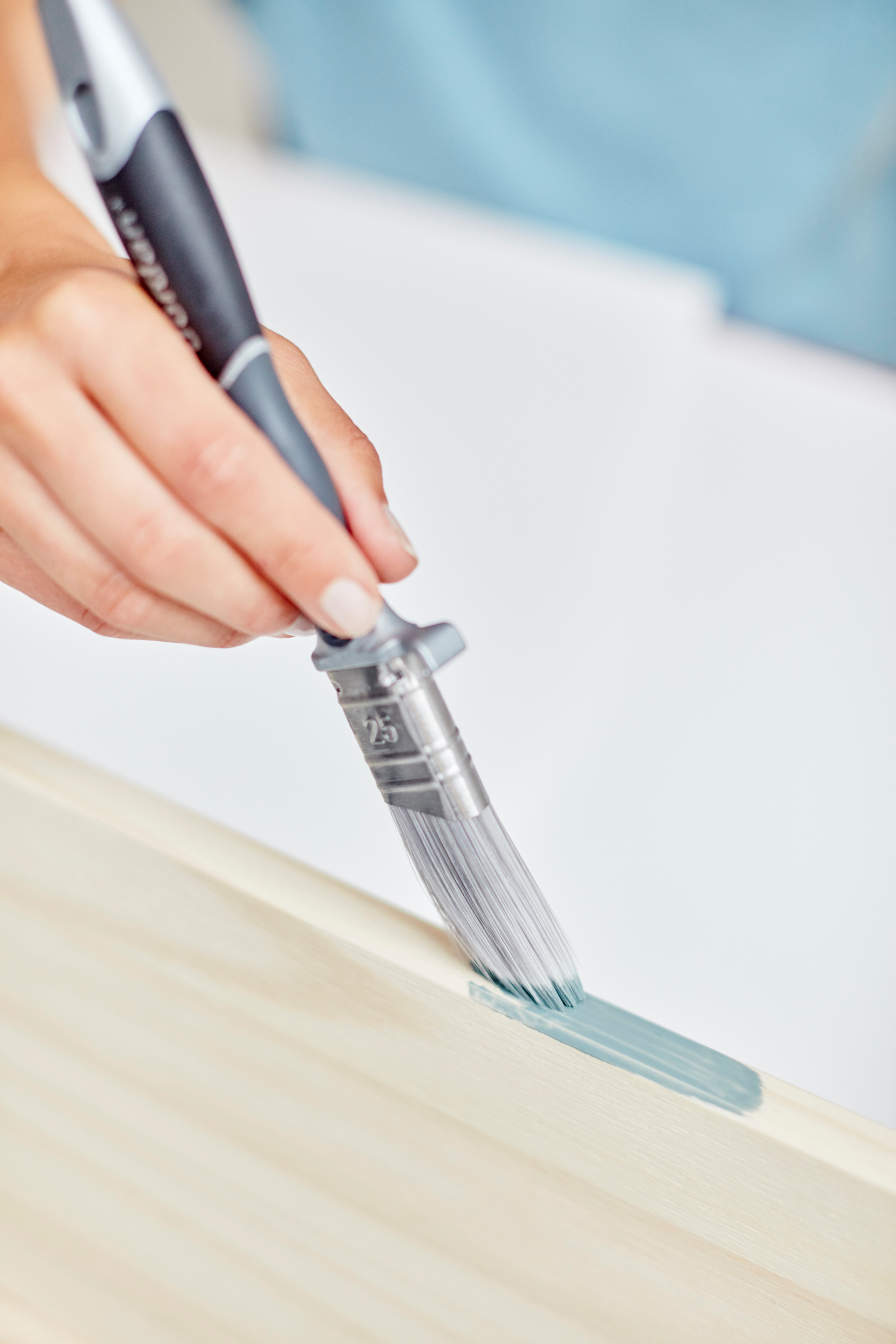 Til kriker og kroker og detaljer, brukes en skrå pensel av god kvalitet, her Jordan Ultimate skrå.