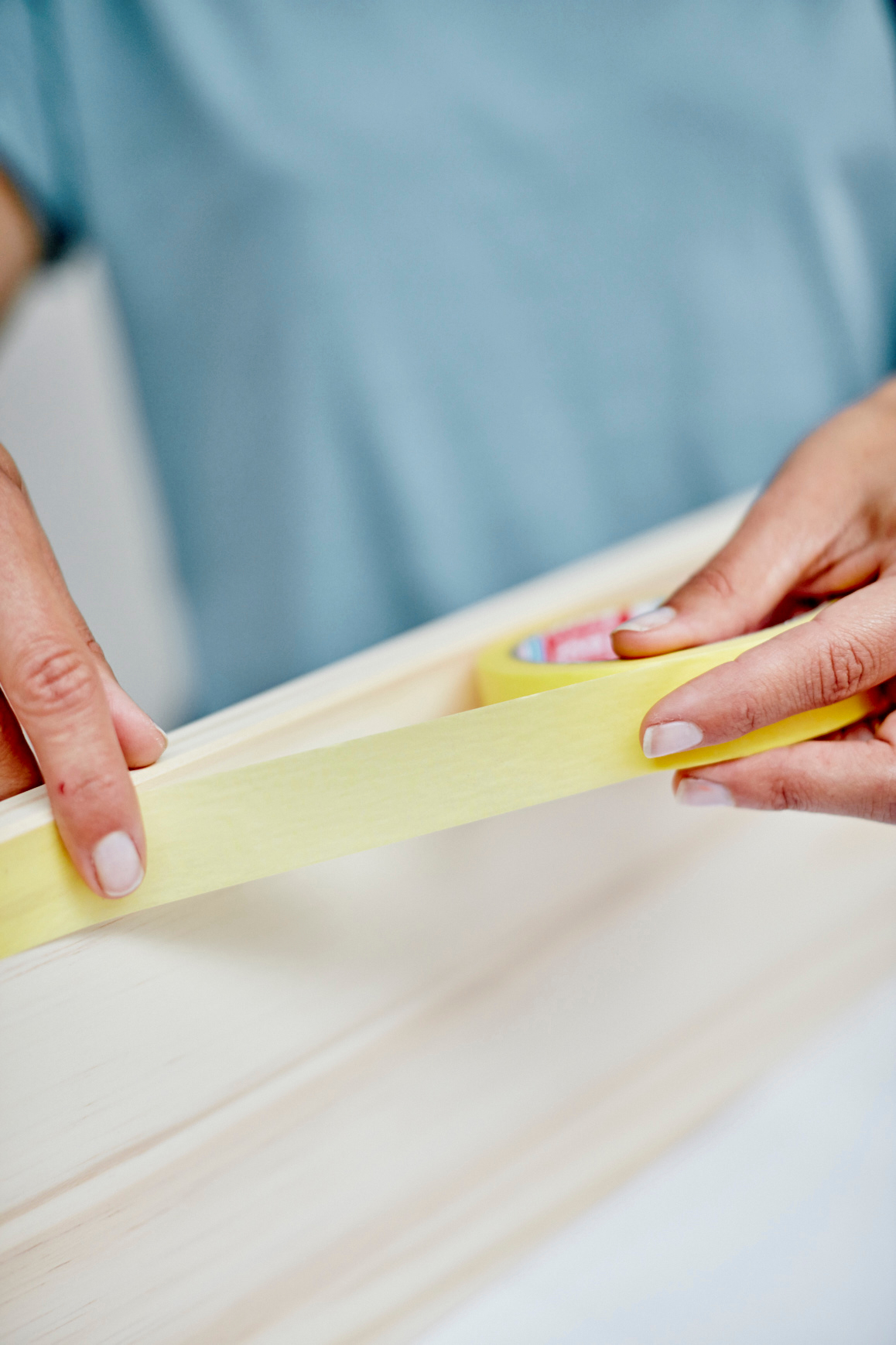 Sett tape på flater som ikke skal males. 