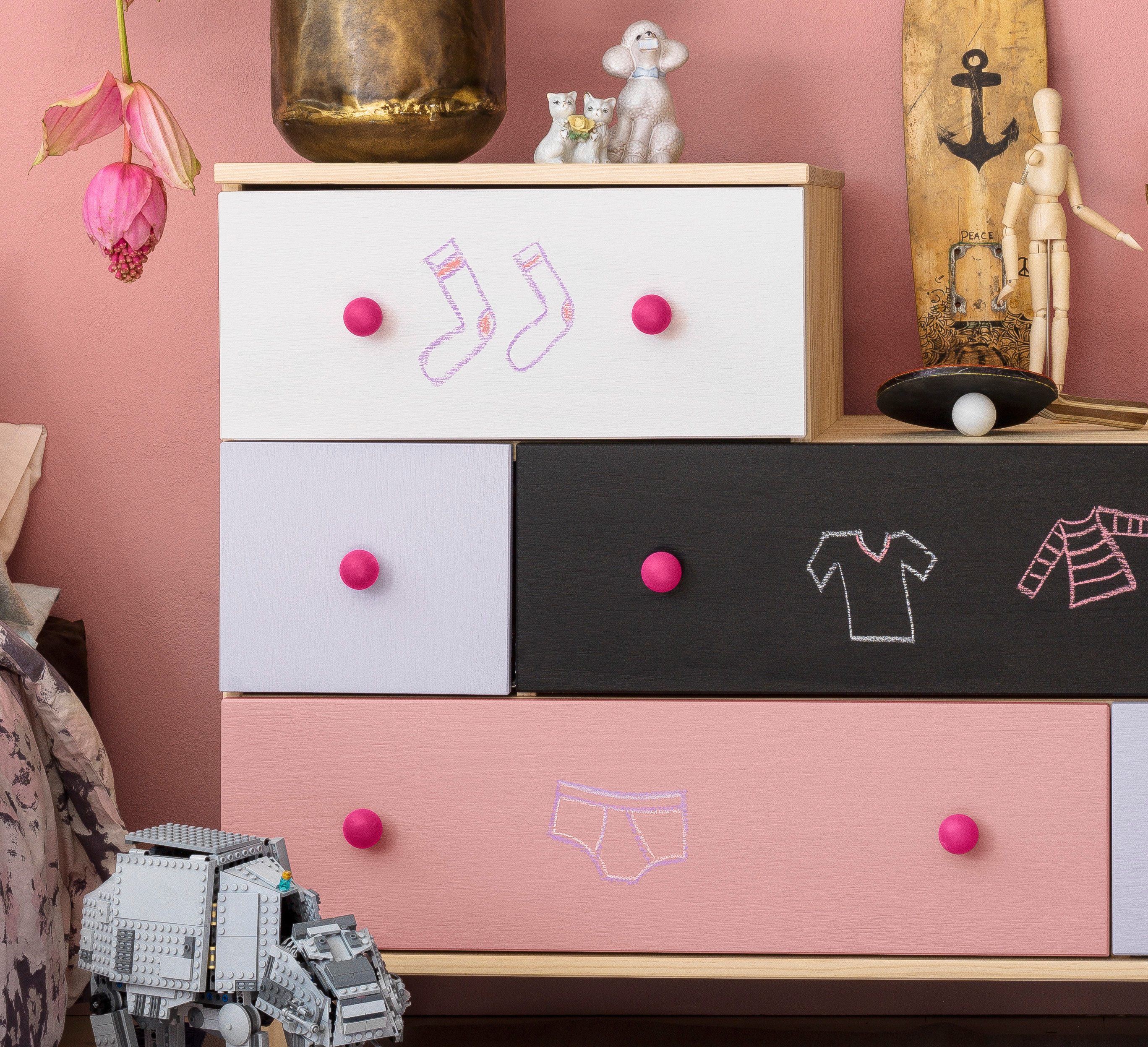 Med tavlemaling på skuffefrontene, kan du tegne bilder av hva som hører hjemme hvor. 