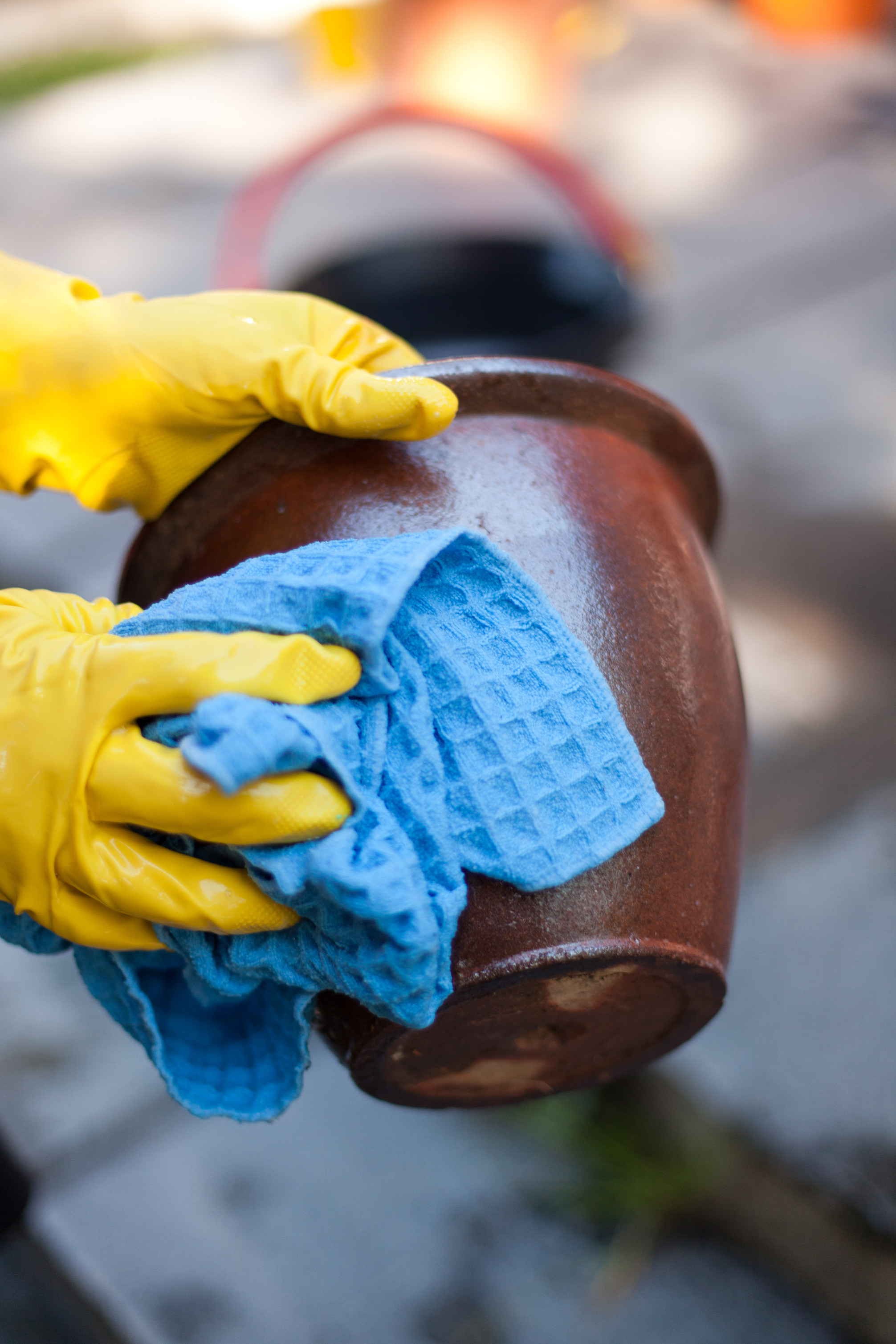 Krukken må være ren og tørr før den males.