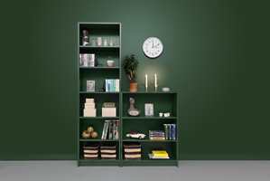 <b>SAMME FARGE:</b> Ved å male bokhyllene i samme farge som veggen, får du en rolig ramme og en fin helhet. Den mørke grønnfargen Blad 834 fra Beckers gir bøkene rom for å skinne.