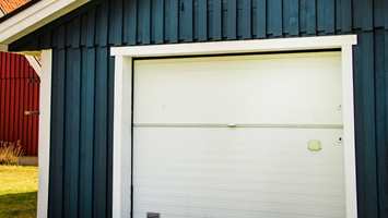 Trenger garasjen vedlikehold? Her får du tips til hvordan du maler den.