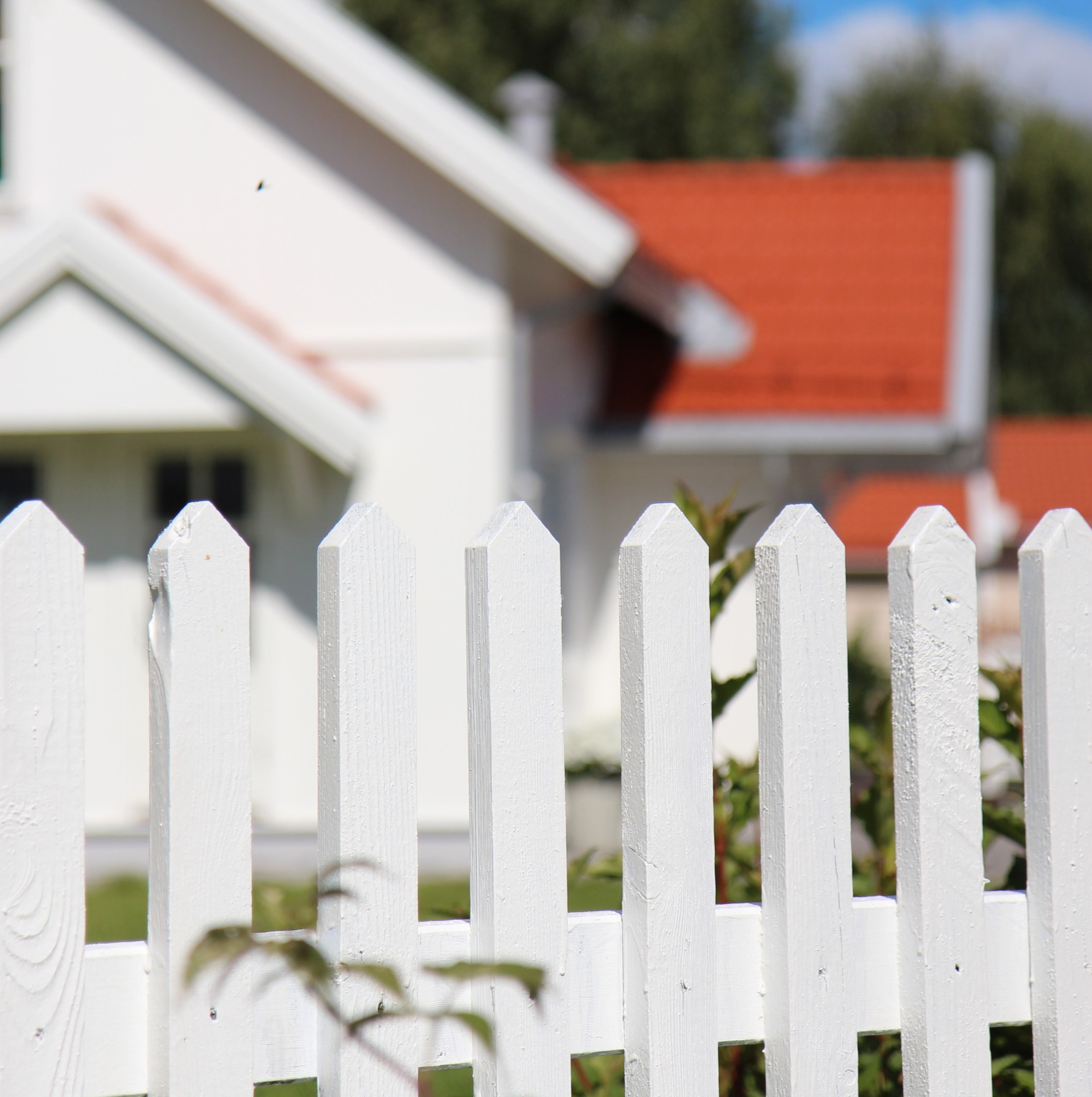 Hvitmalt stakittgjerde