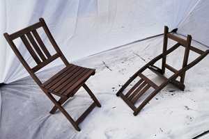 ENKELT: Ved å sprøyte malingen på stolene, kommer du enkelt  til i alle kriker og kroker.