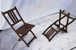 ENKELT: Ved å sprøyte malingen på stolene, kommer du enkelt  til i alle kriker og kroker.