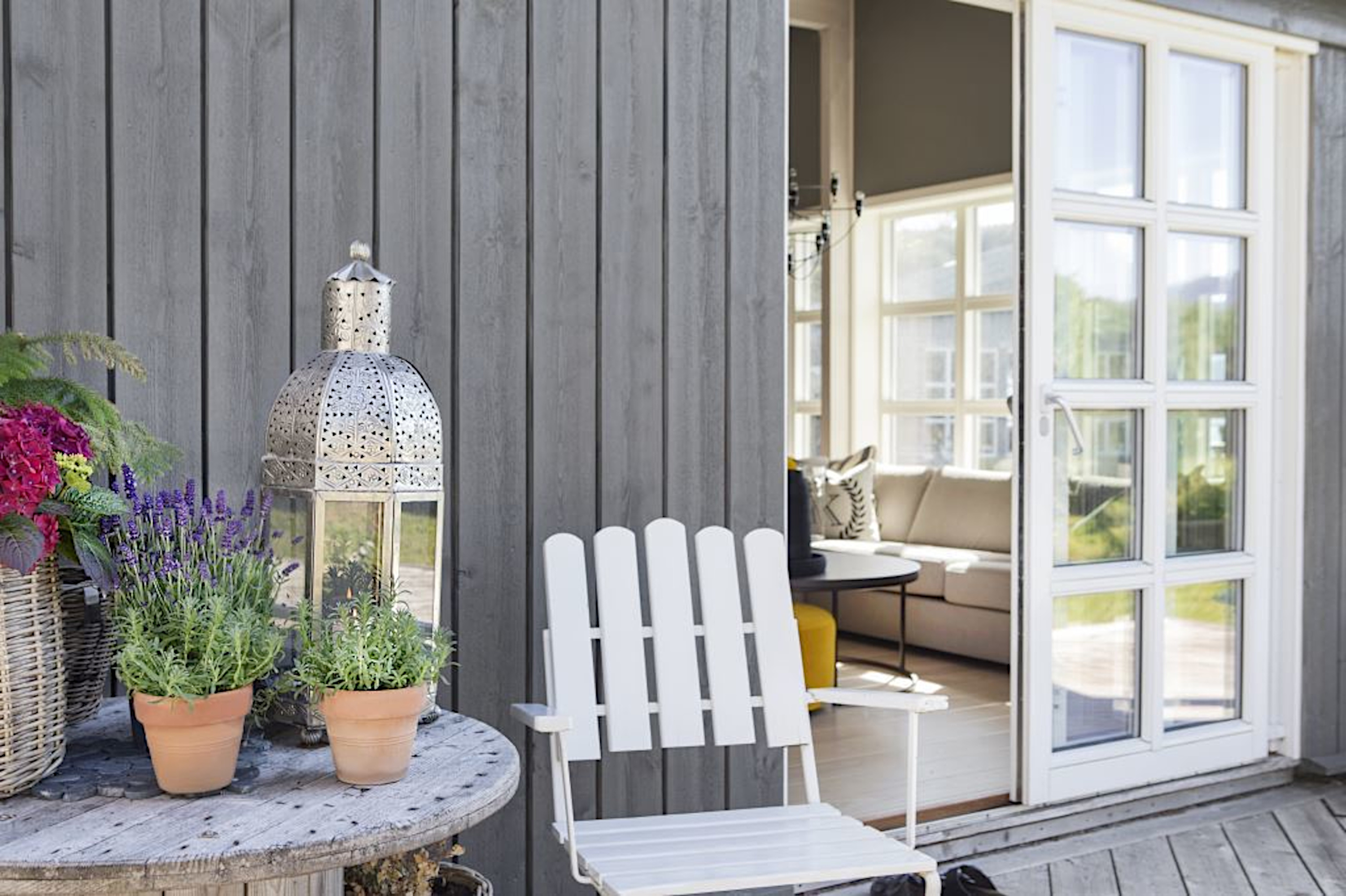 Hvite hagemøbler på terrasse