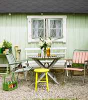Etter en sommer med vekslende sol og regn, kan tremøblene på terrassen se slitte og værbitte ut. Men det er fremdeles tid til å nyte varme kvelder og solfylte dager på uteplassen – i nymalte møbler!