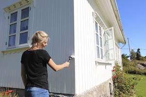 Rekordvarme og strålende sol flere steder i landet kan gi utfordrende forhold for deg som skal male huset. Her er hva du må passe på når du maler i Syden-vær.