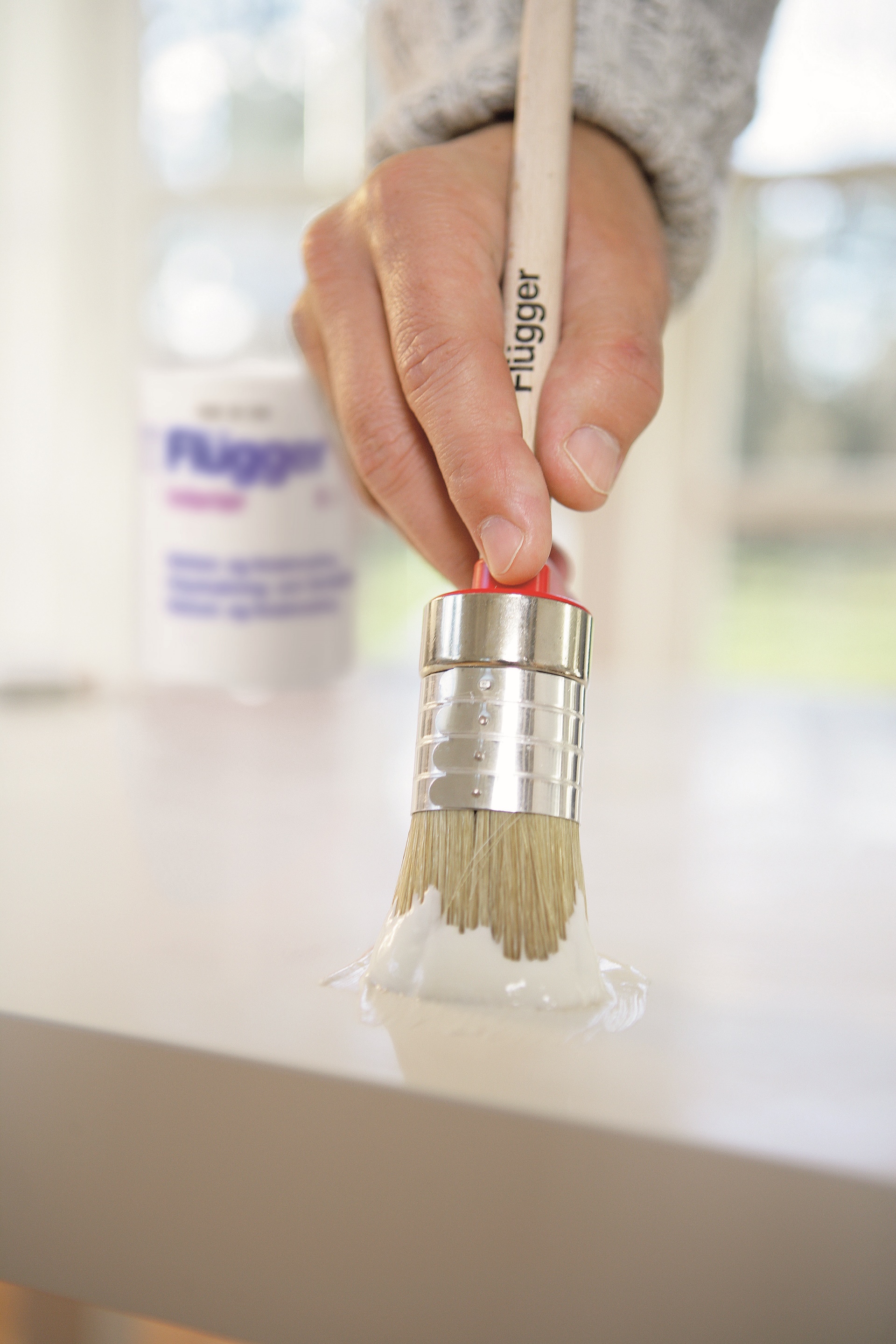 Pensel fra Flügger som maler hvit overflate