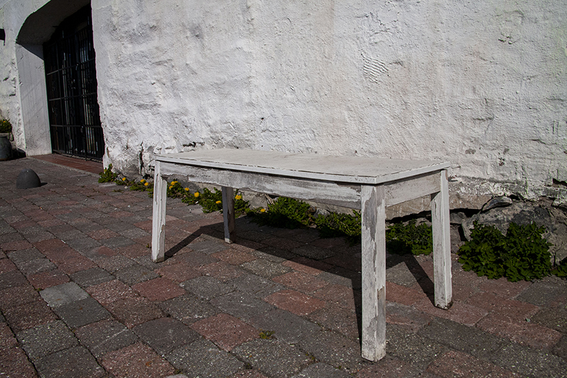 Gammel maling som flasser av, og full av skitt og møkk. 