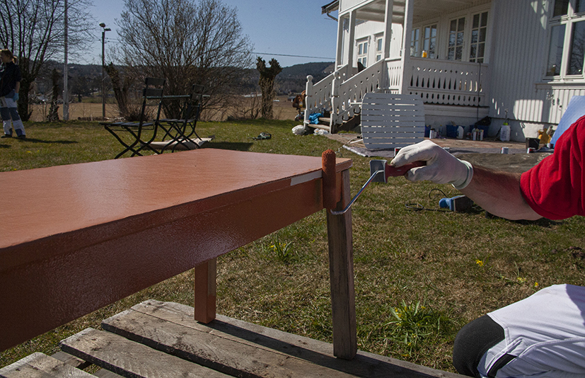 Mal første strøk i ønsket farge Quick Bengalack.