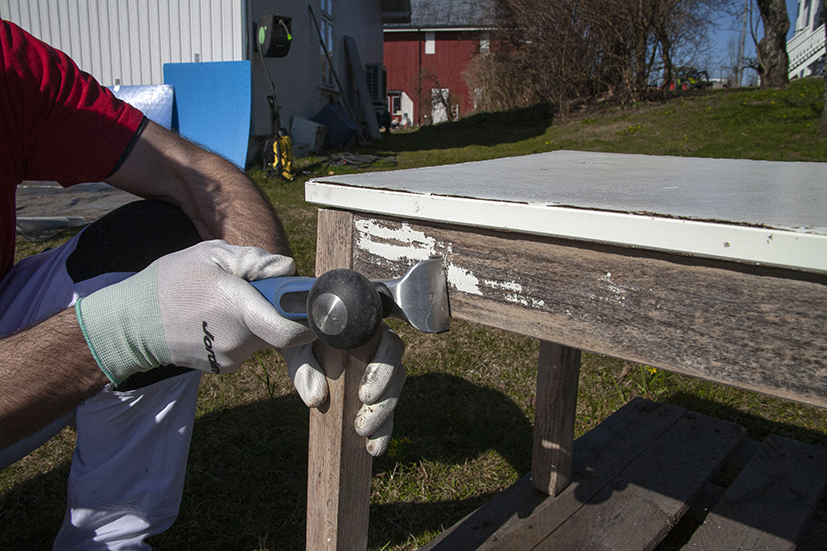 Skrap først vekk det som er løst.