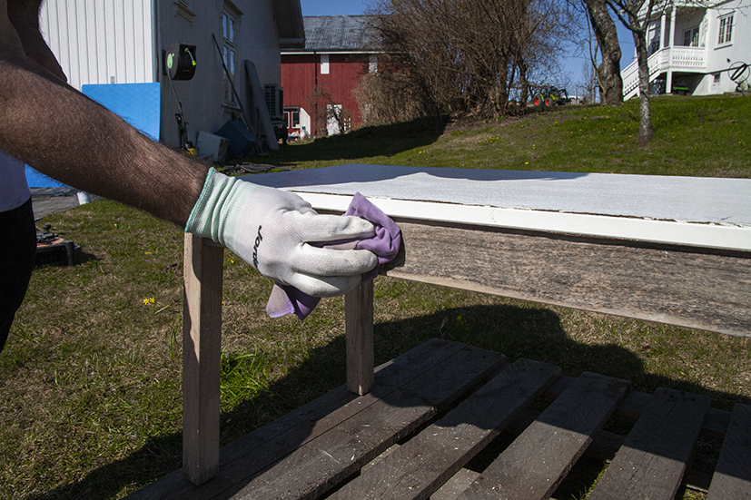 Tørk bort sliperestene med en tørr mikrofiberklut.