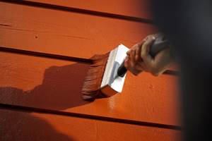 <b>HØSTMALING:</b> Når du skal male huset om høsten, er det flere ting du bør være ekstra obs på.