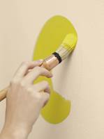 ENKELT: Å male en sirkel på veggen er en rask og enkel måte å få inn et dekorativt element på.