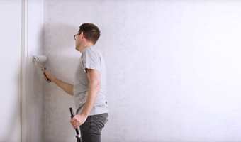 Planlegger du å male på tapet? Se Jordan demonstrere hvordan du enkelt lykkes når du skal male på tapet.