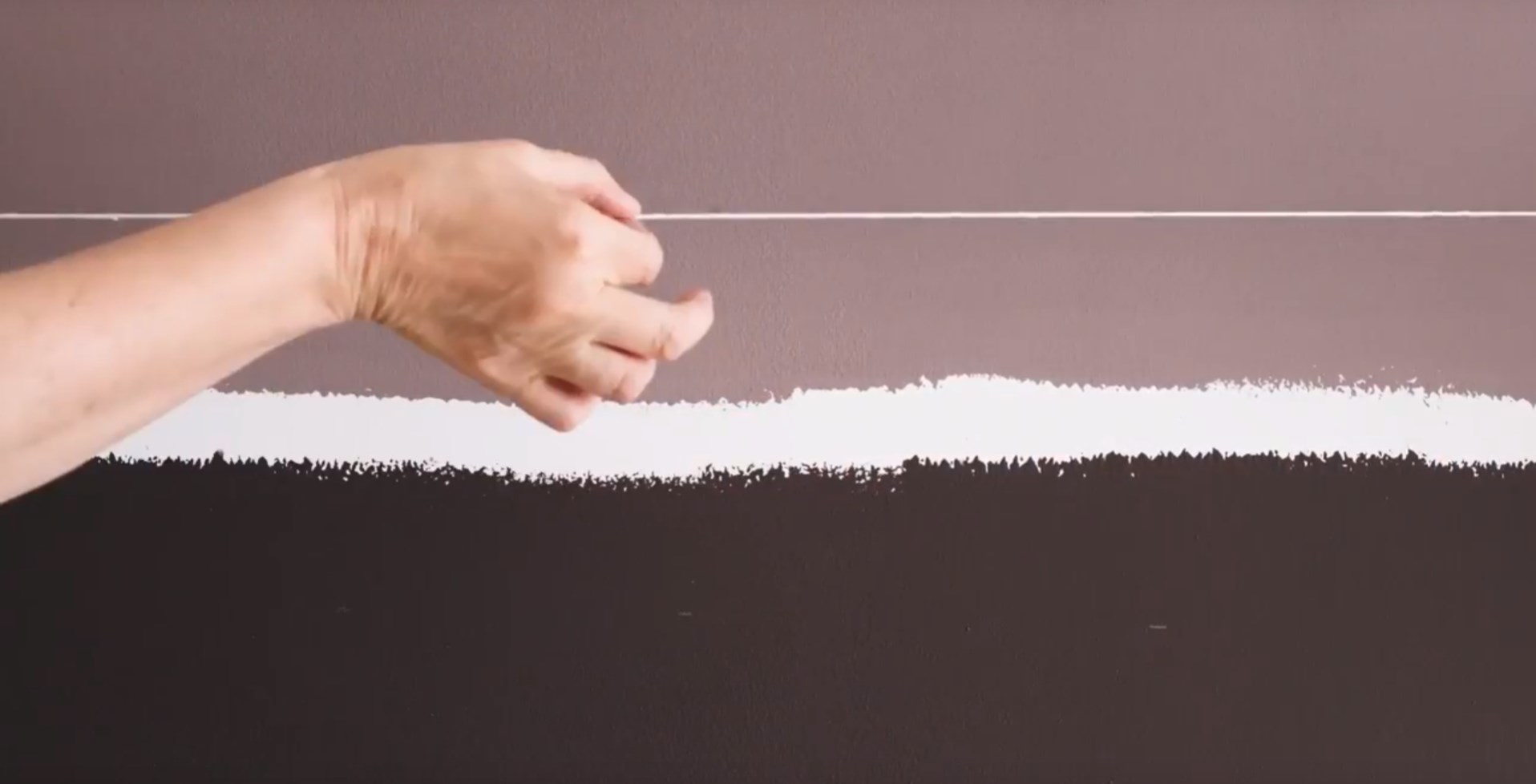 Tofarget vegg med uklart skille