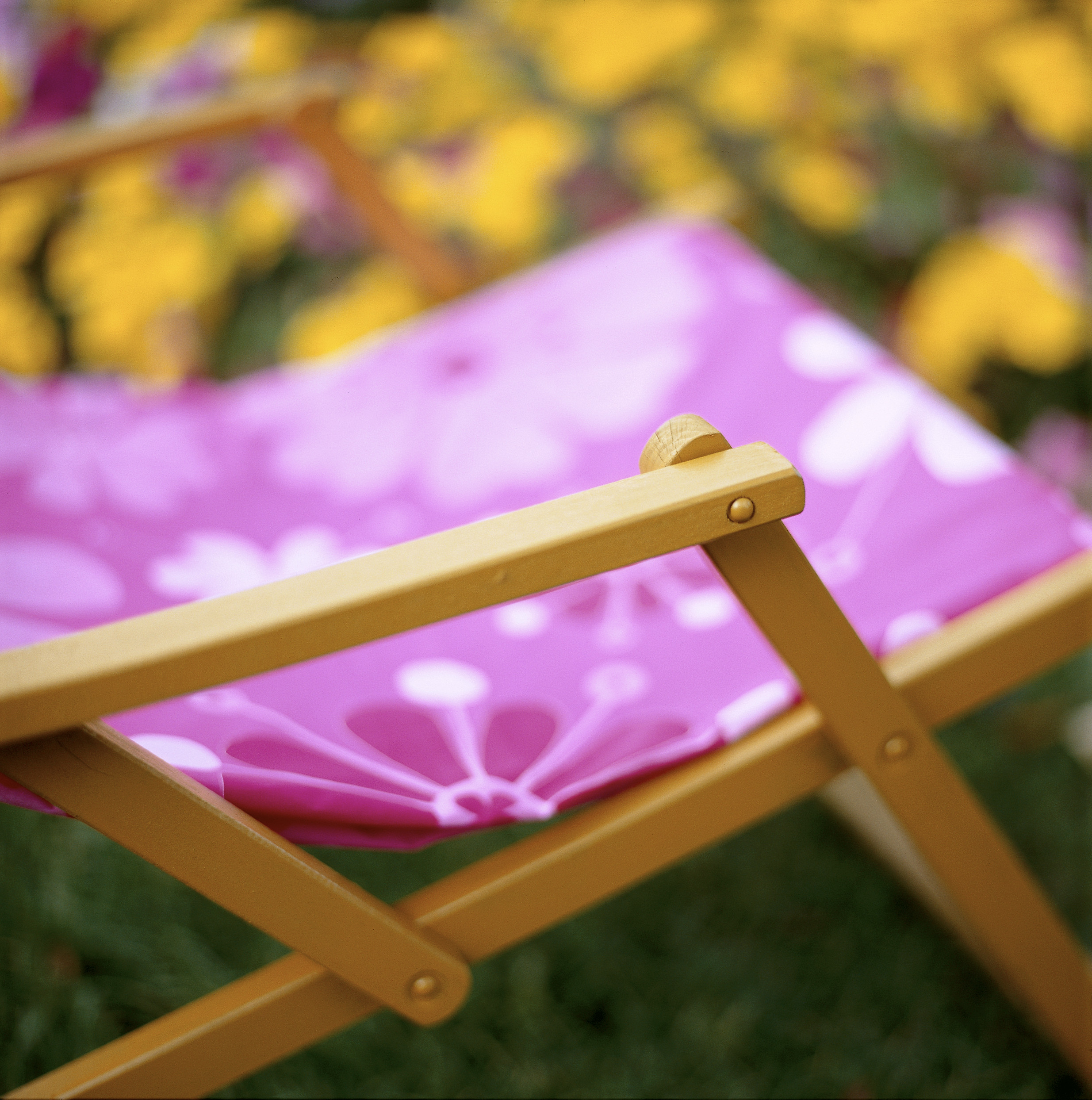 Dør- og vindusmaling er spesielt egnet til høvlet treverk, som i hagemøbler.