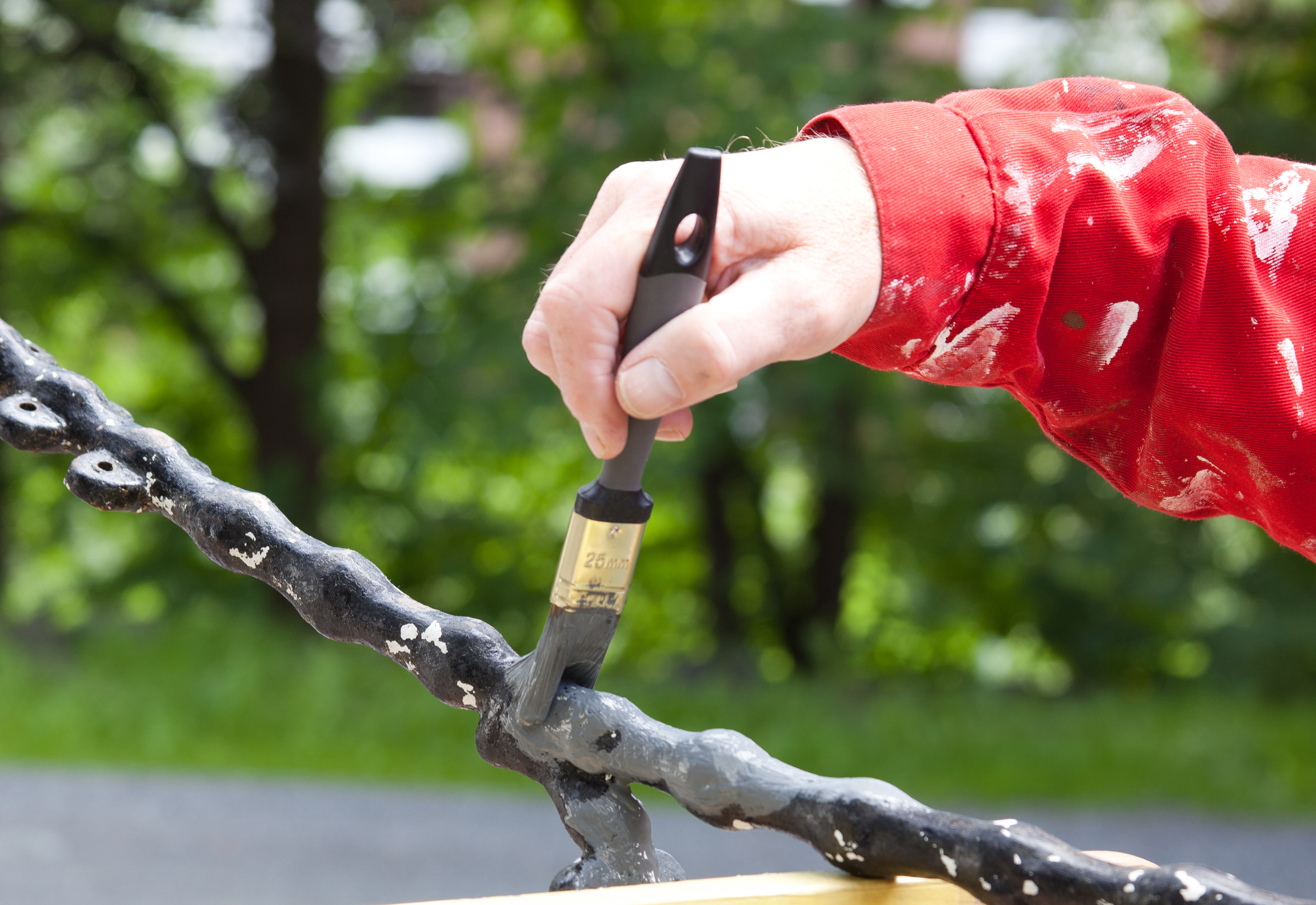 Grunn støpejernet før du påfører sort metallakk.