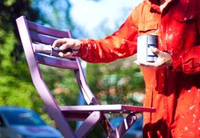 Litt maling gir uterommet umiddelbar fornyelse, spesielt om du velger spreke farger. Her er fremgangsmåten for maling av hagemøbler.