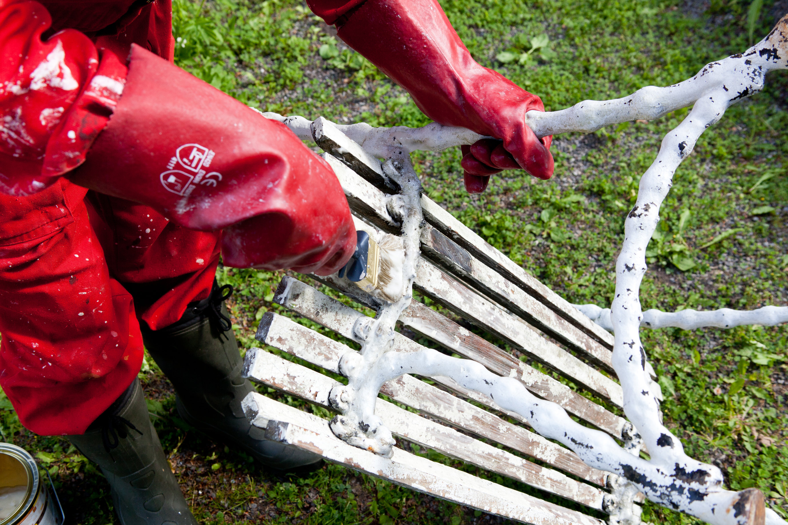 Bruk malingsfjerner for å få bort den gamle malingen.