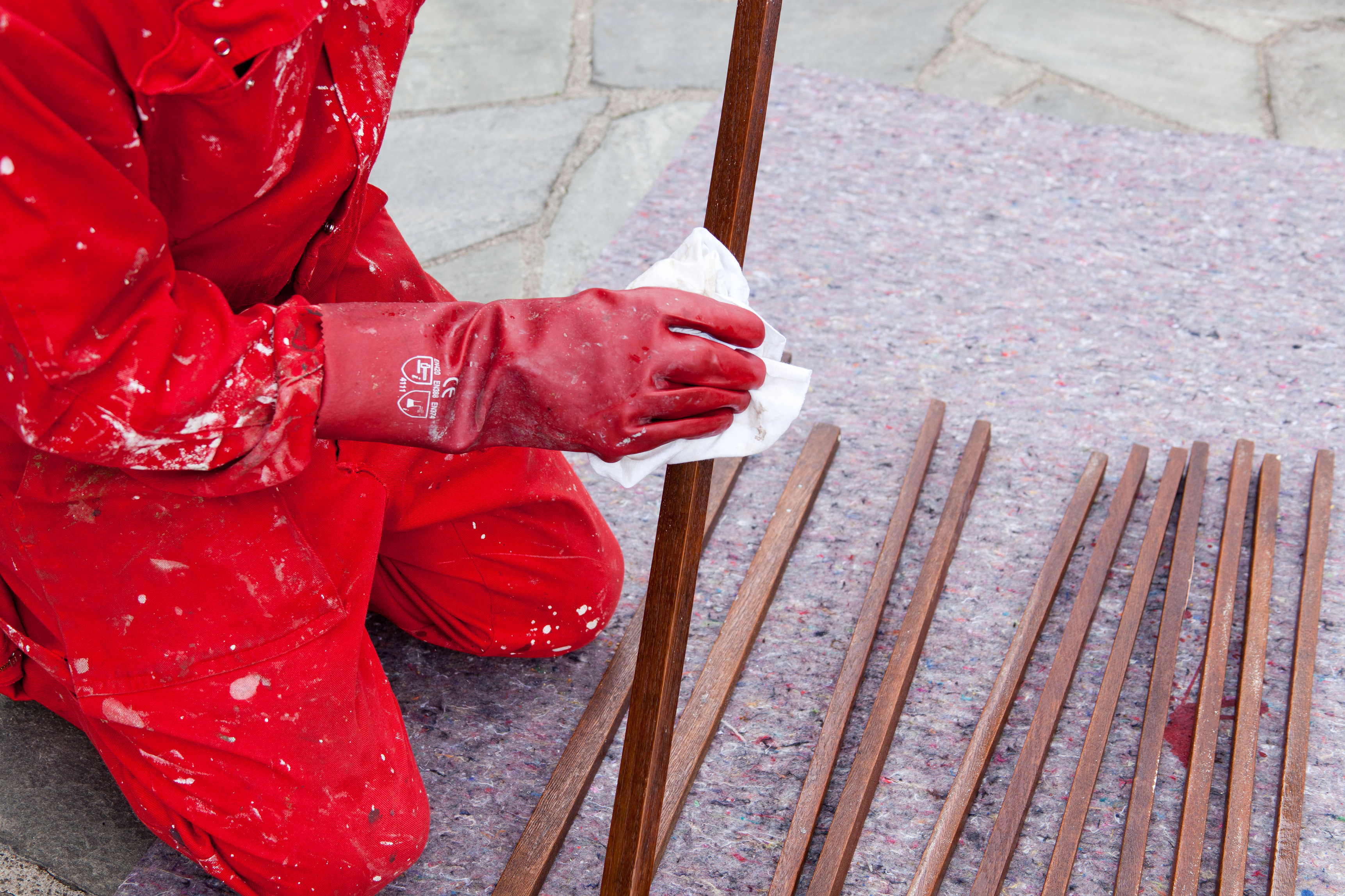 Sett inn teakspilene med treolje.