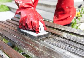 Gå løs på benken med en stiv børste etter at malingsfjerneren har fått virke litt.