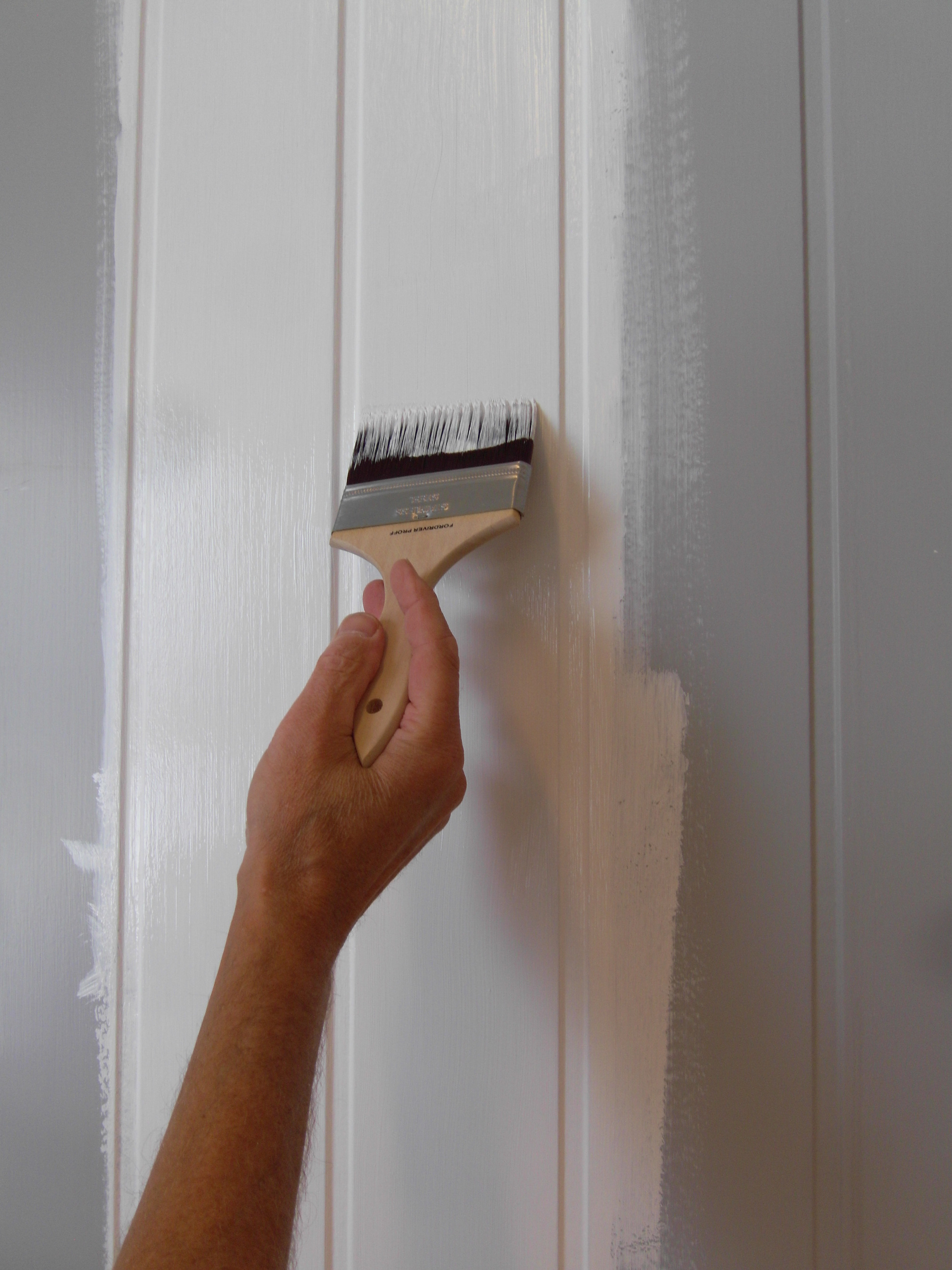 Ifølge ekspertene kan det være lurt å male veggene hvite eller lyse før salg, slik at potensielle kjøpere ser mulighetene i boligen.