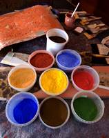 Fargepigmentene hun lager linoljemaling av. Spesielt jordfargene har en harmonisk fargesetting.