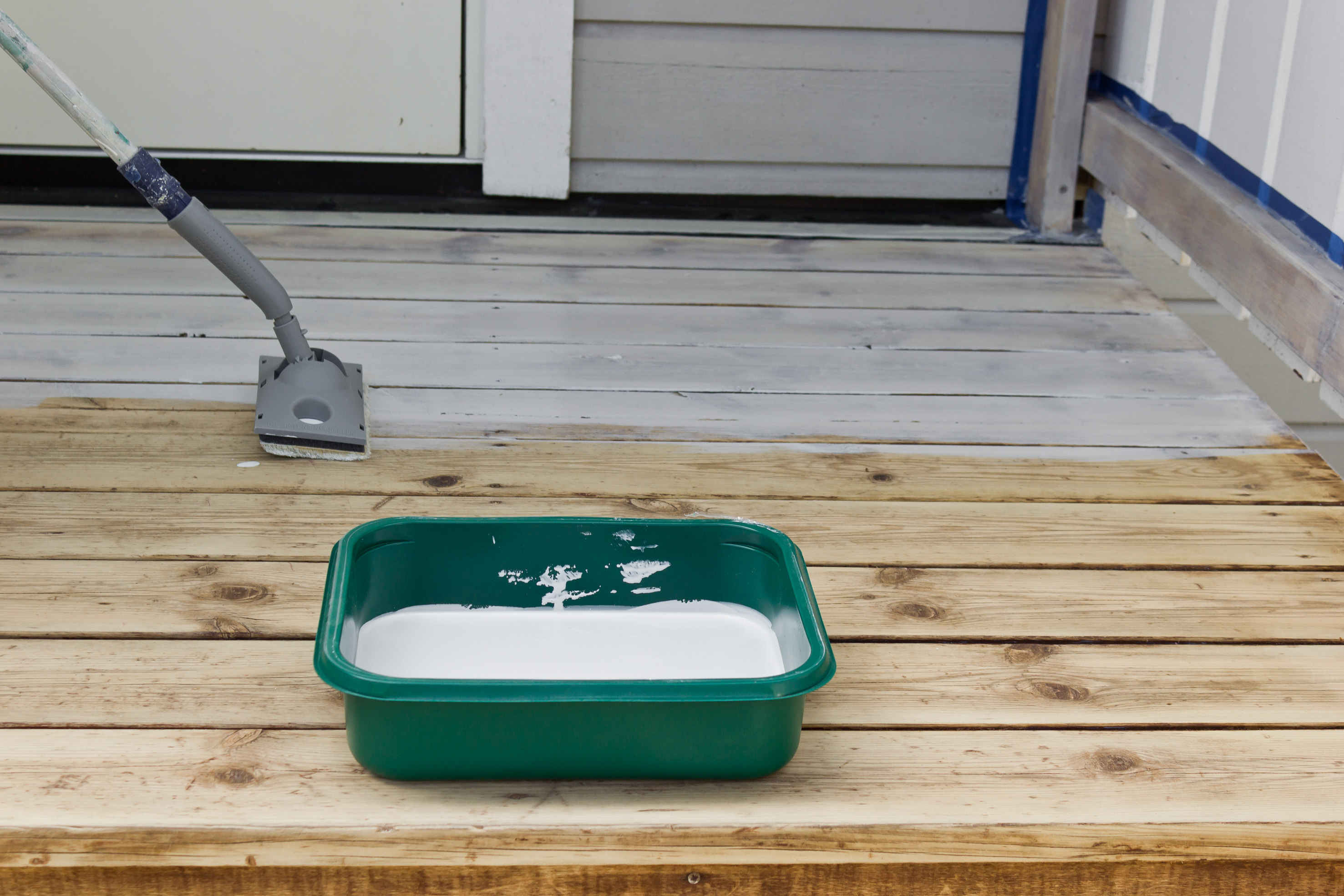 MALEPAD: Beisen p&aring;f&oslash;res med en malepad som er montert p&aring; justerbart forlengerskaft. Paden gj&oslash;r at beisen ikke spruter, og legges p&aring; i et jevnt str&oslash;k.