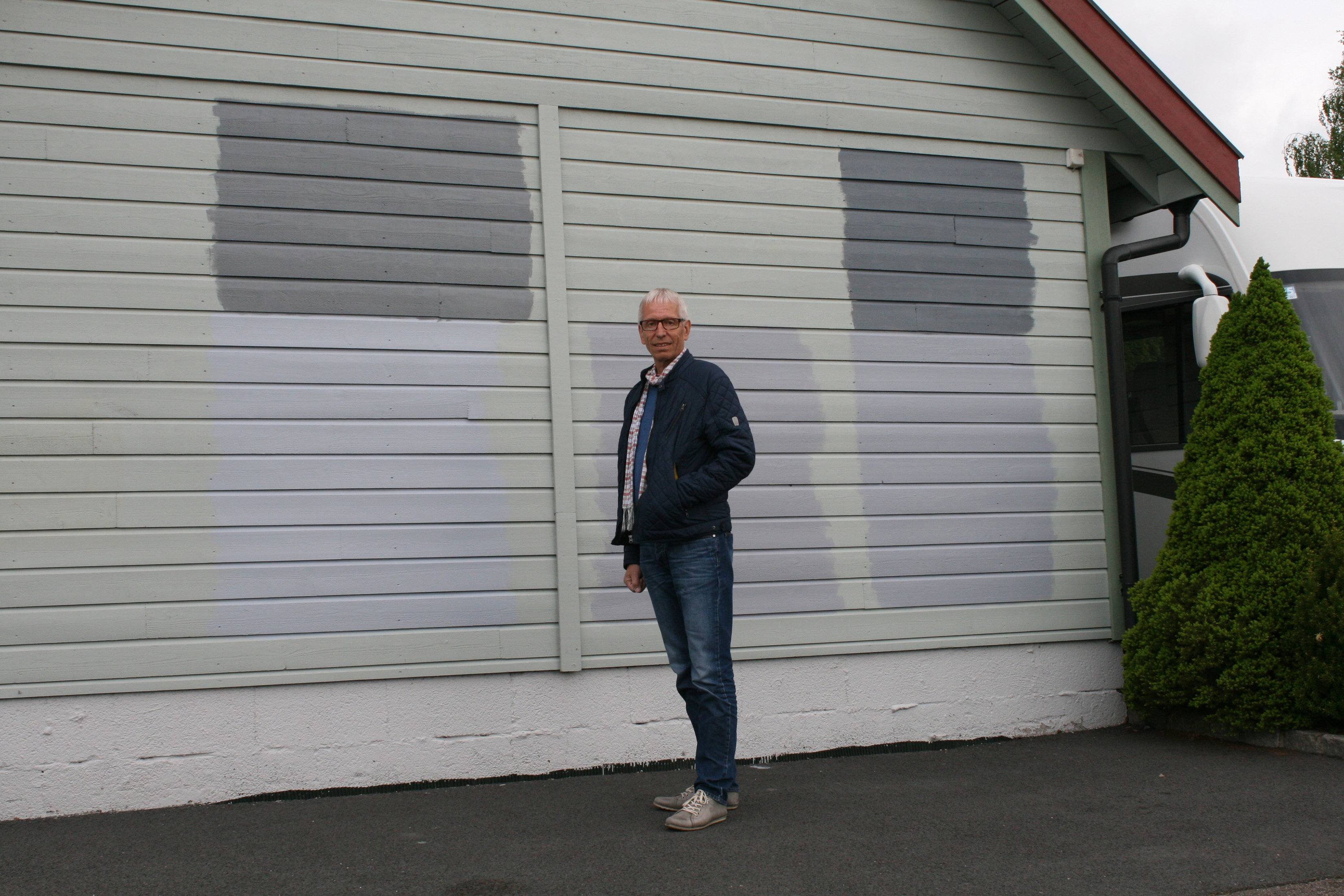 Dette er ikke moderne kunst. Knut Randem skal skifte farge p&aring; huset og garasjen i sommer, og bruker garasjeveggen som testplass for &aring; finne riktig farge.