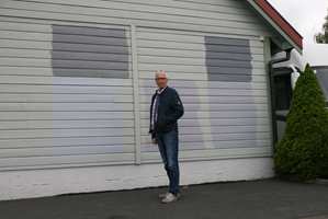 Dette er ikke moderne kunst. Knut Randem skal skifte farge på huset og garasjen i sommer, og bruker garasjeveggen som testplass for å finne riktig farge.