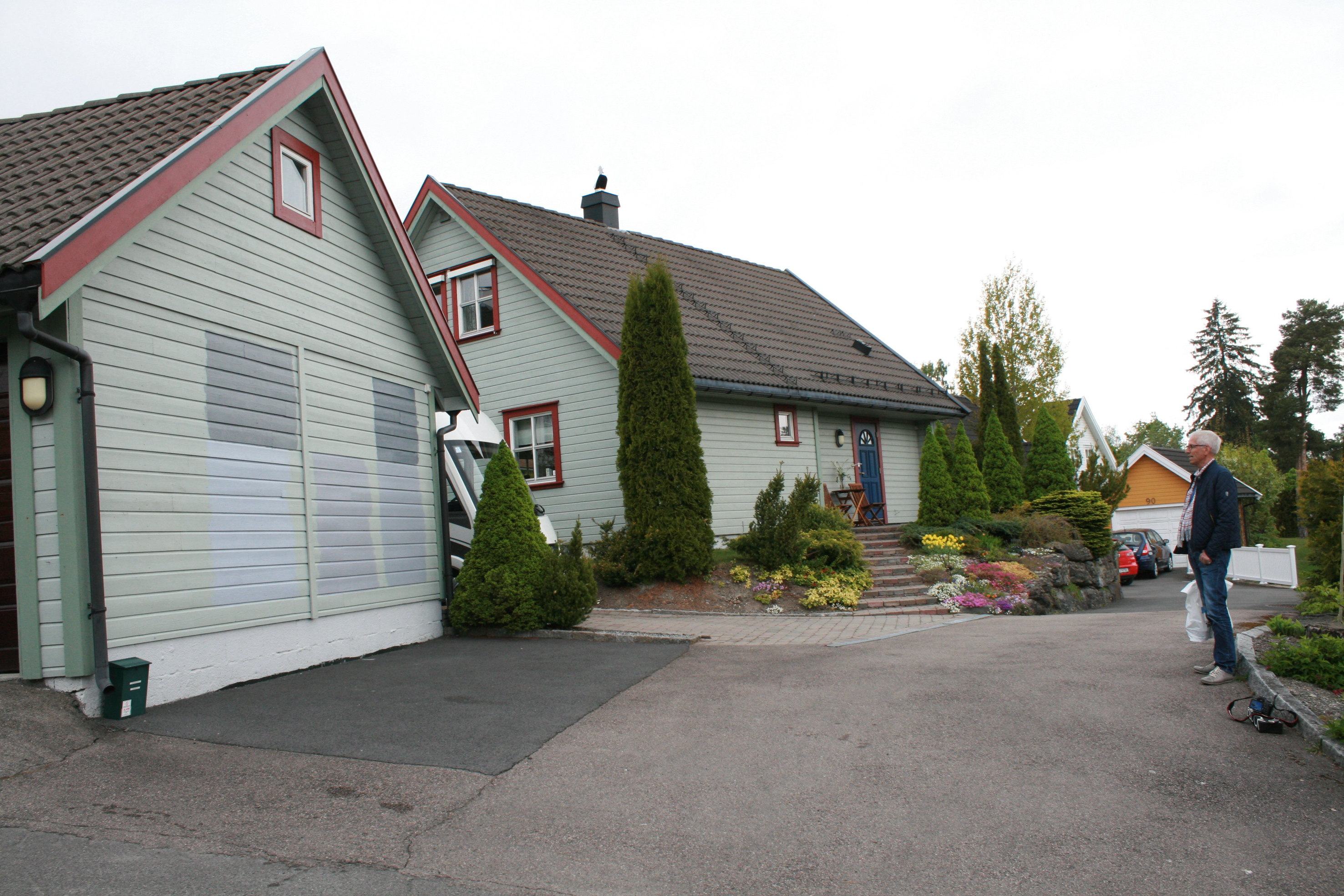 Det er ingen andre gr&aring; hus i n&aelig;rheten, s&aring; Randem tenker deres hus vil bli en fin kontrast og bidra til en fin helhet.