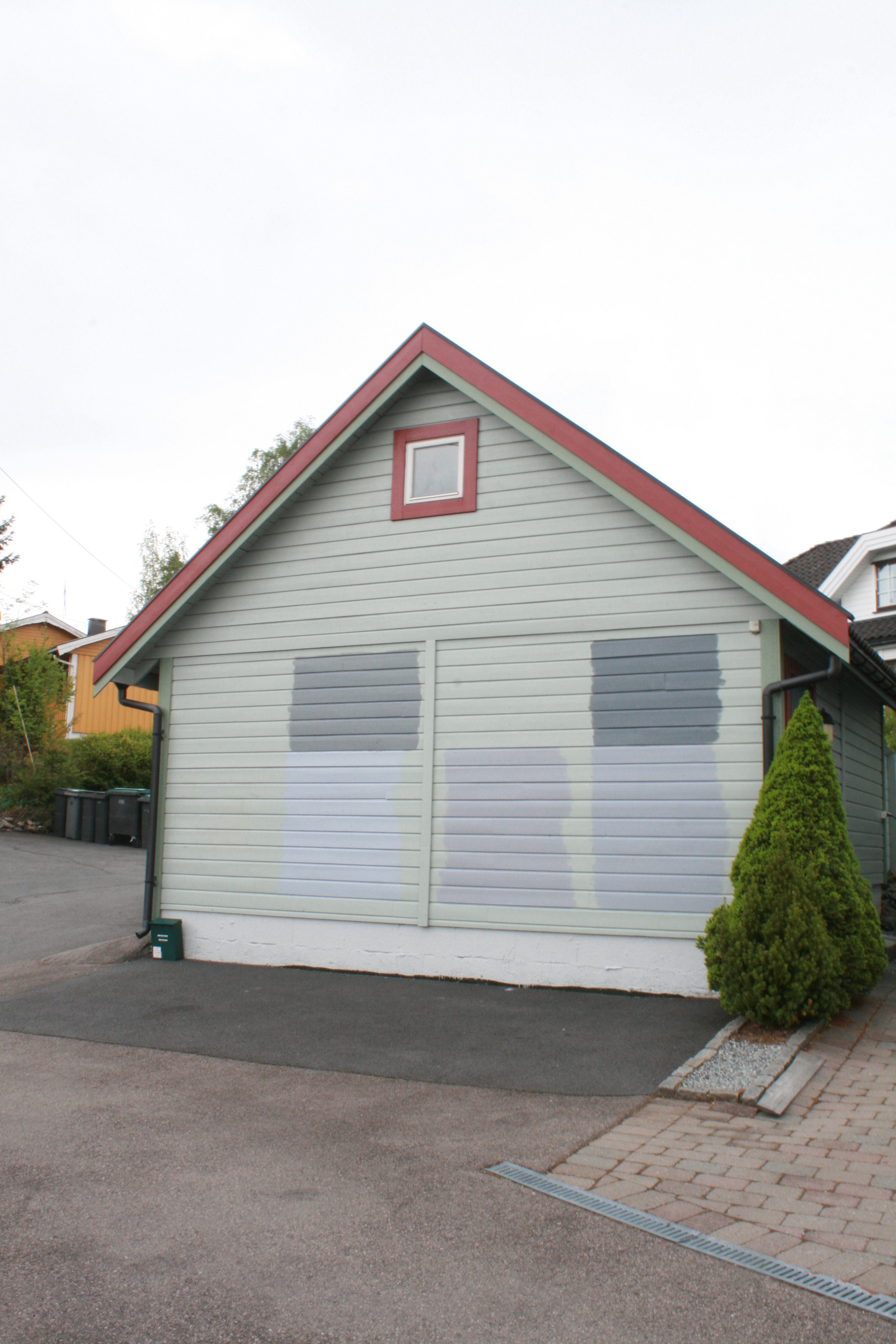 Fargene de testet, nederste rekke fra venstre: Gr&aring;bl&aring; NCS- 3208-R86B, NCS 4005-R70B, NCS 4005-R80B. &Oslash;verste rekke fra venstre: NCS 5502-B og NCS 6005-R90B.