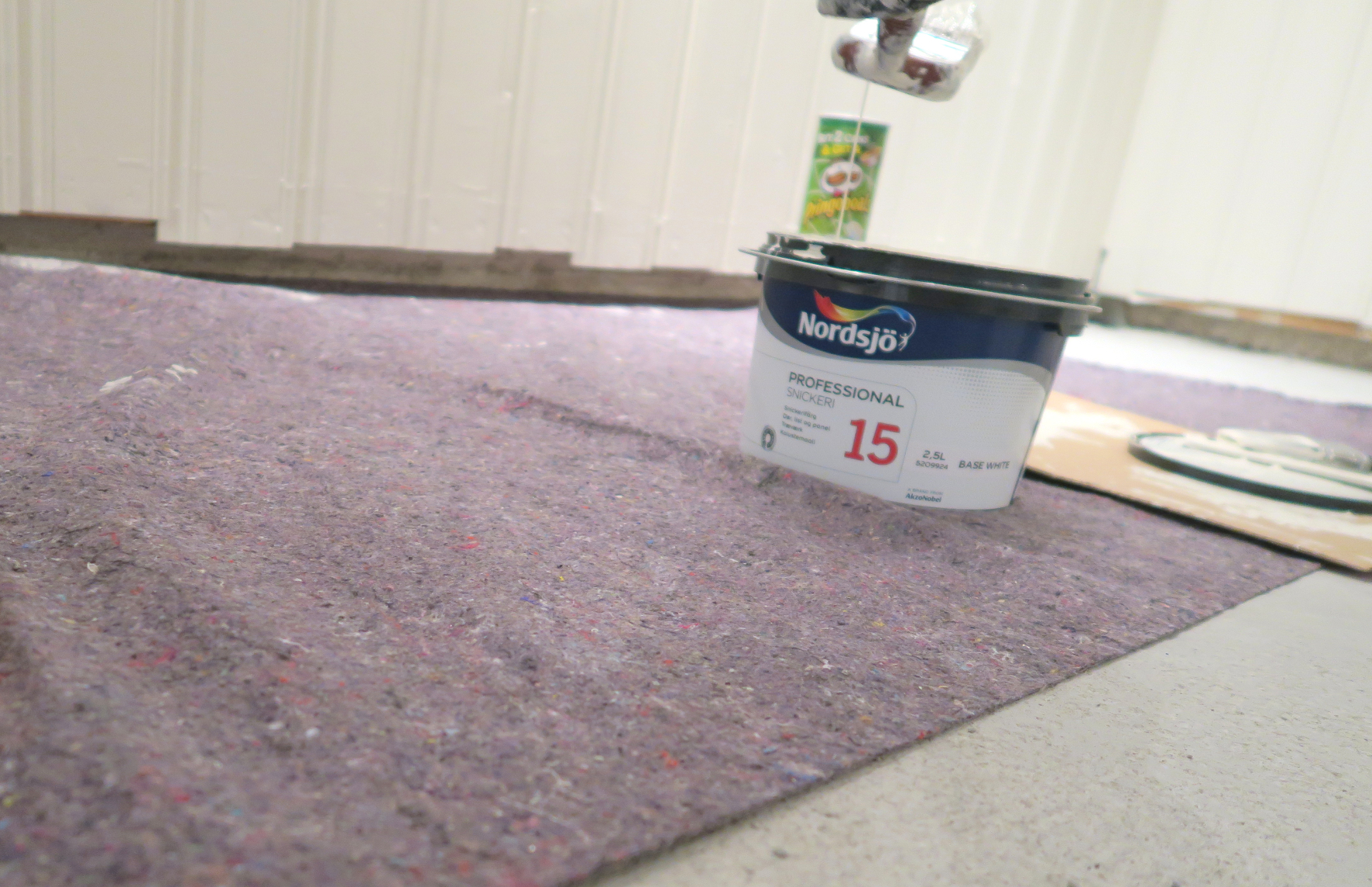 FILT PÅ GULVET: Malerfilt er malerens beste venn mot søl. Filten kan legges på alle underlag. 