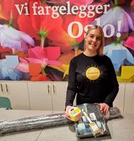 PUSS OPP MED ET SMIL: Linda Skålenget hos Fargerike Alexander Kiellands plass i Oslo anbefaler malerverktøy som årets julegave. 