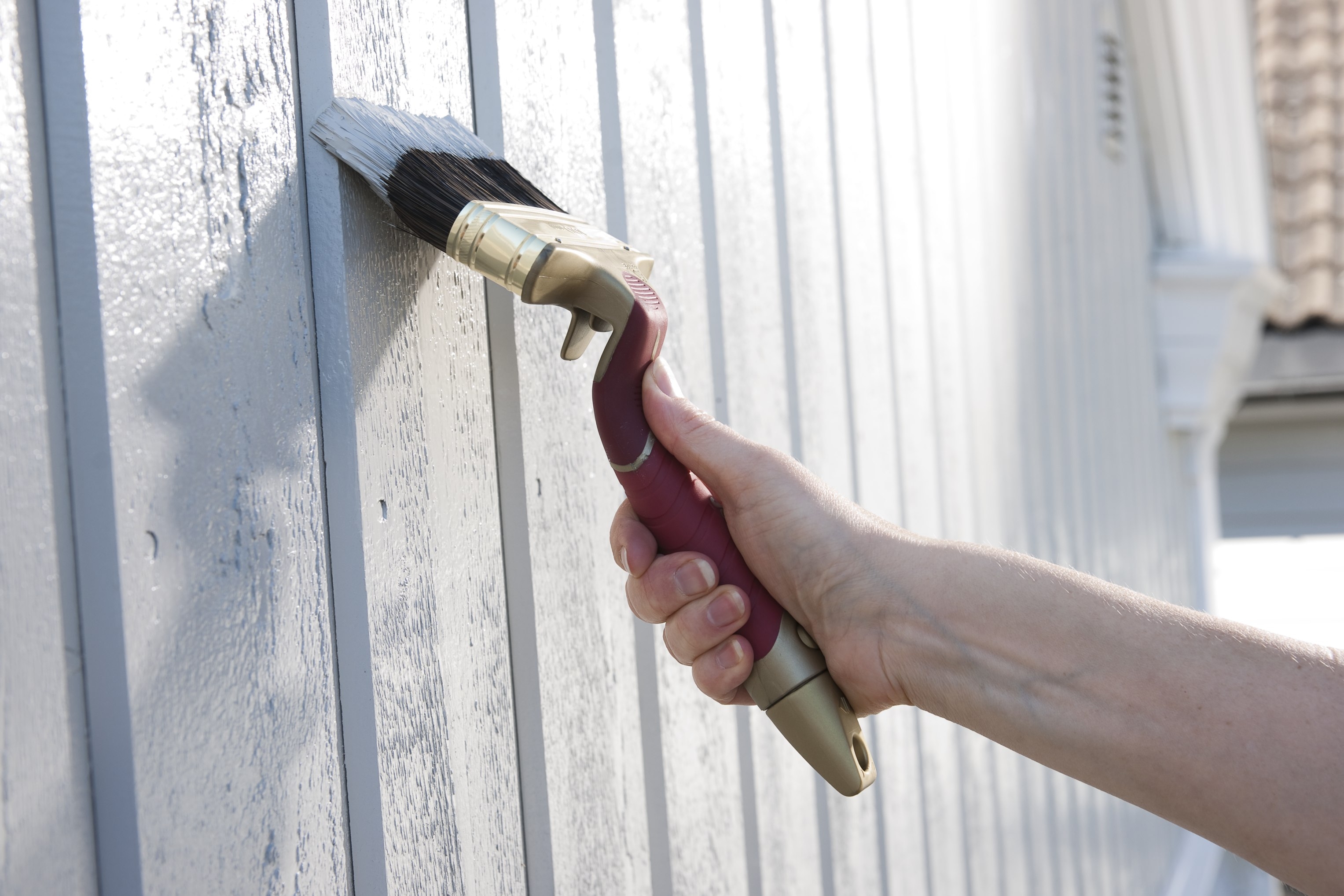 Høsten kan fint benyttes til å male huset, men tar du noen ekstra hensyn, blir resultatet best mulig.