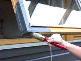 Hurtigtørkende vindusmaling gjør at du kan lukke vinduet samme dag som du har malt - du kan attpåtil rekke to strøk om du vil. 