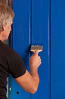 Rull på maling på en begrenset del  av dørbladet og dra malingen ut med  en 