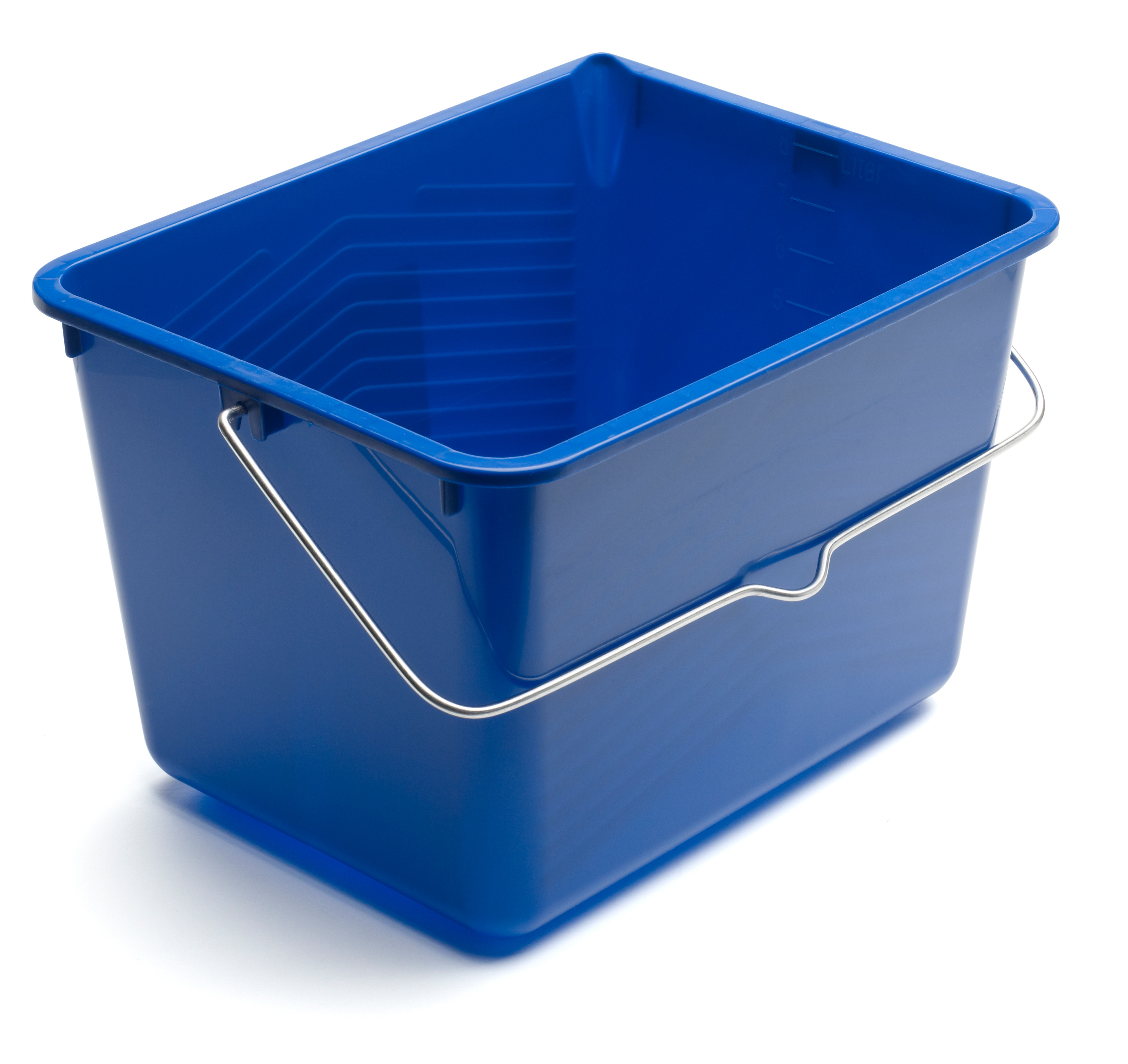 Malermester Ida Gamre sitt beste tips er å fylle malingen i et spann. – Da har jeg alltid nok maling tilgengelig og slipper å stoppe opp for etterfylling, sier hun. 