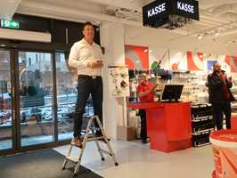 <b>TALER TIL FOLKET:</b> Det var en stolt kjedesjef som kunne ønske velkommen til Mal Proffs nye butikk i Oslo sentum. – Vi har over 60 utsalgssteder i Norge nå. Og flere kommer, sier han. 