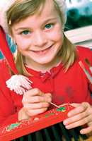 BARNEARBEID: La barna lage julegavene selv. Det setter alle pris på!