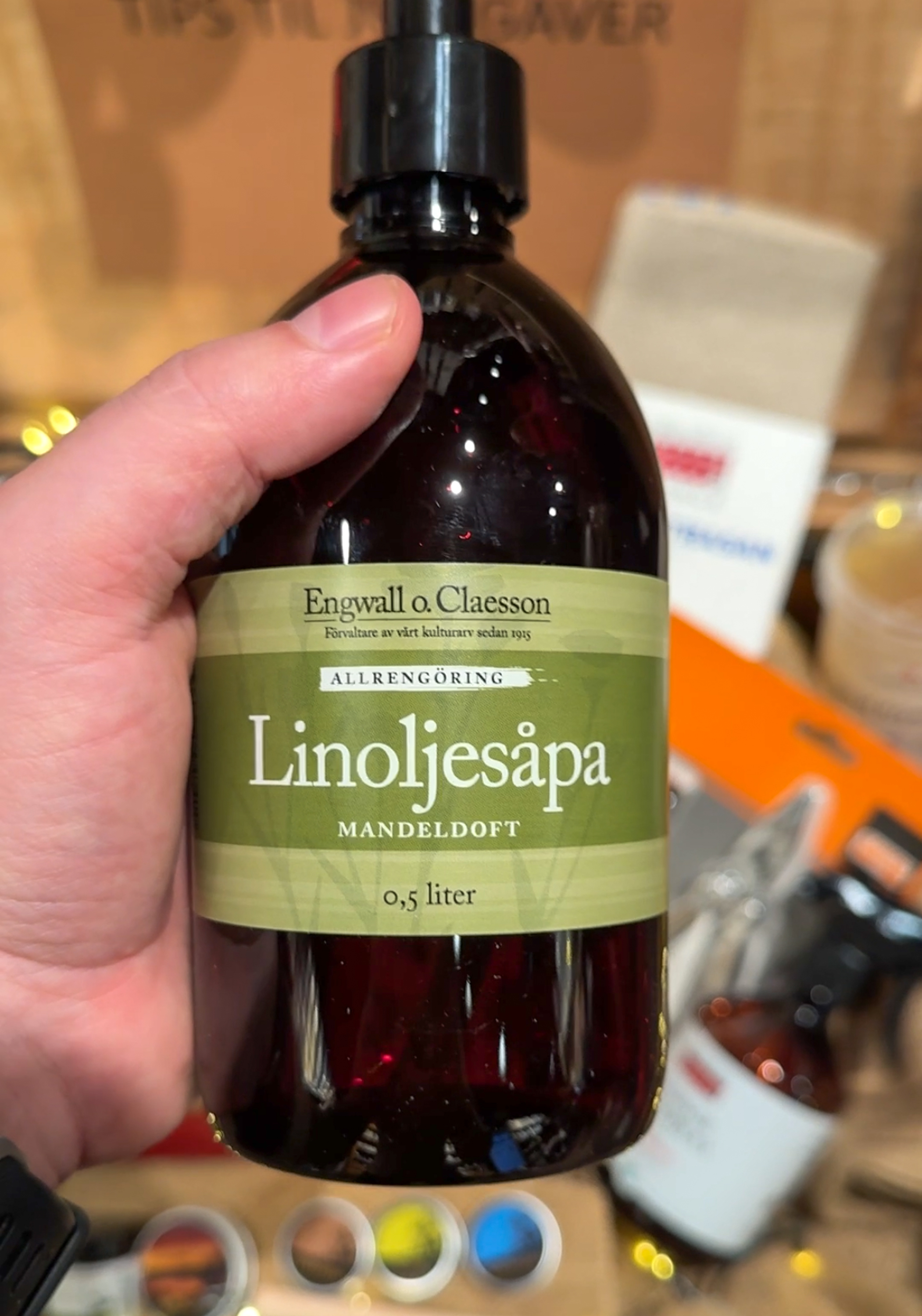 Linoljesåpe med duft av mandel. God til tørre hender. 