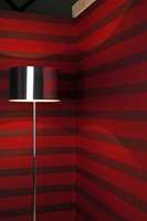 Varme røde striper kan være med å forandre rommets karakter fullstendig. Disse er fra kolleksjonen Manhatten fra Intag.