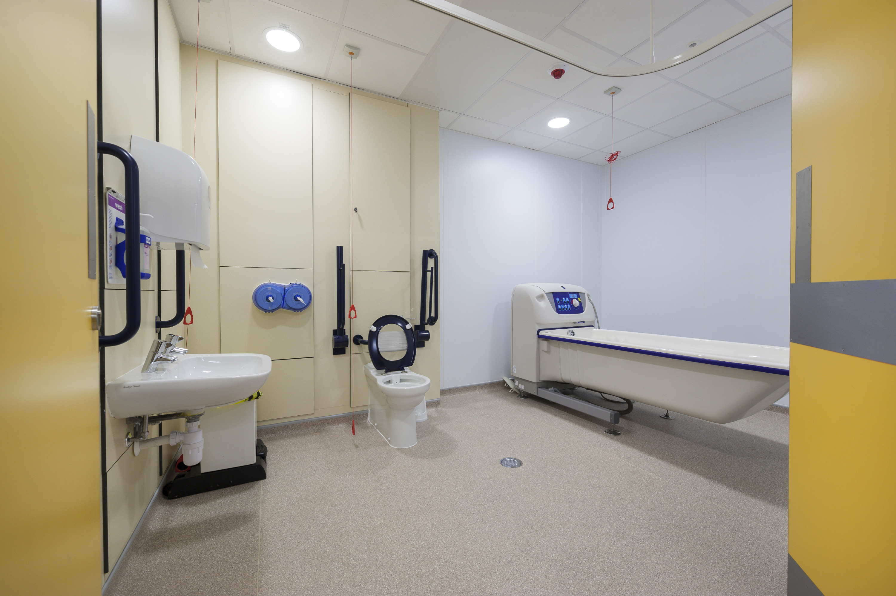 Gulv med knotter eller relieff bør kun brukes i områder med krav om ekstra sklisikkerhet eller ved behov for taktil merking.