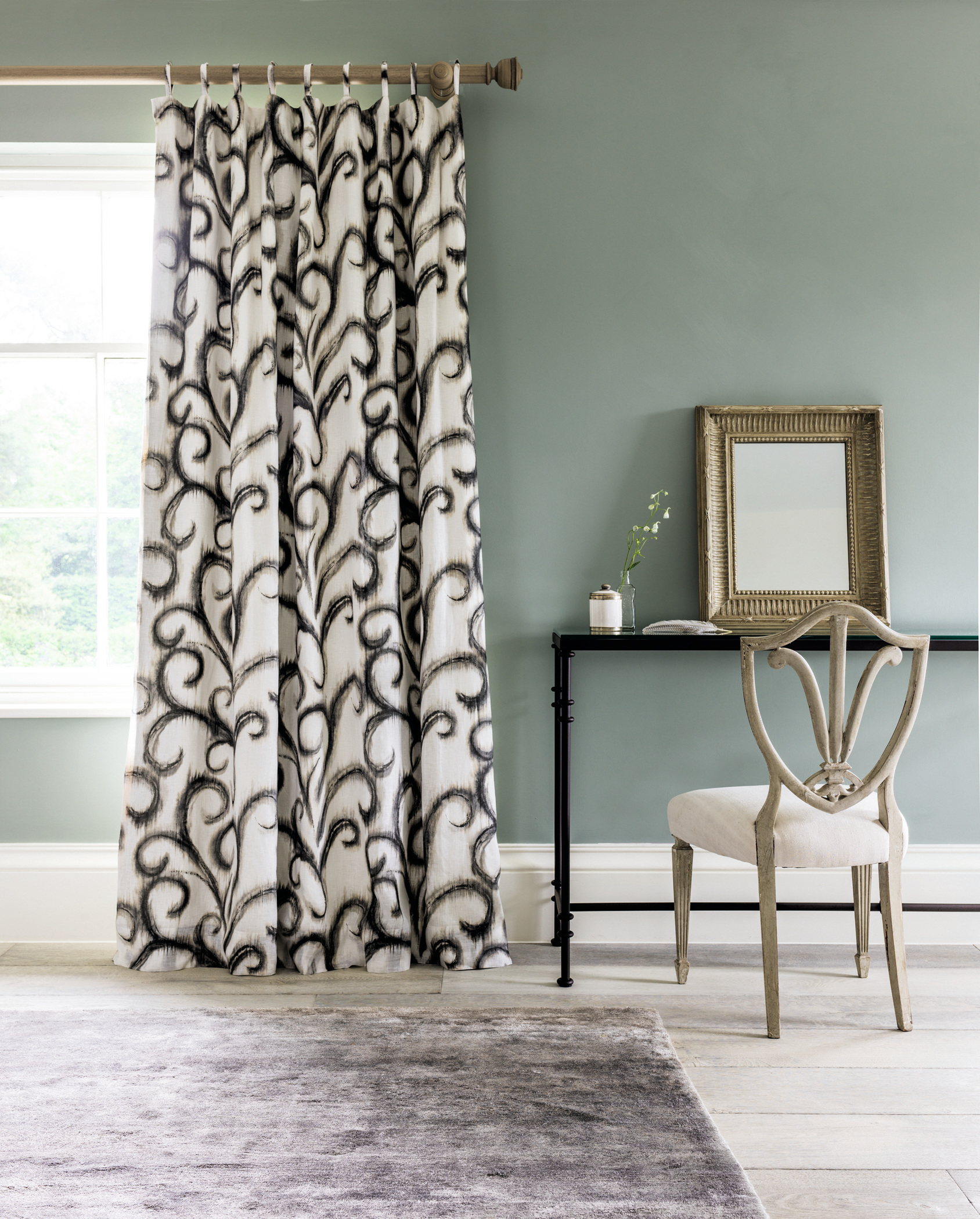 SYDDE HEMPER: Her har Sandersen hengt opp tekstilet Marilla med sydde hemper som er tredd på en kraftig trestang. Føres av INTAG.