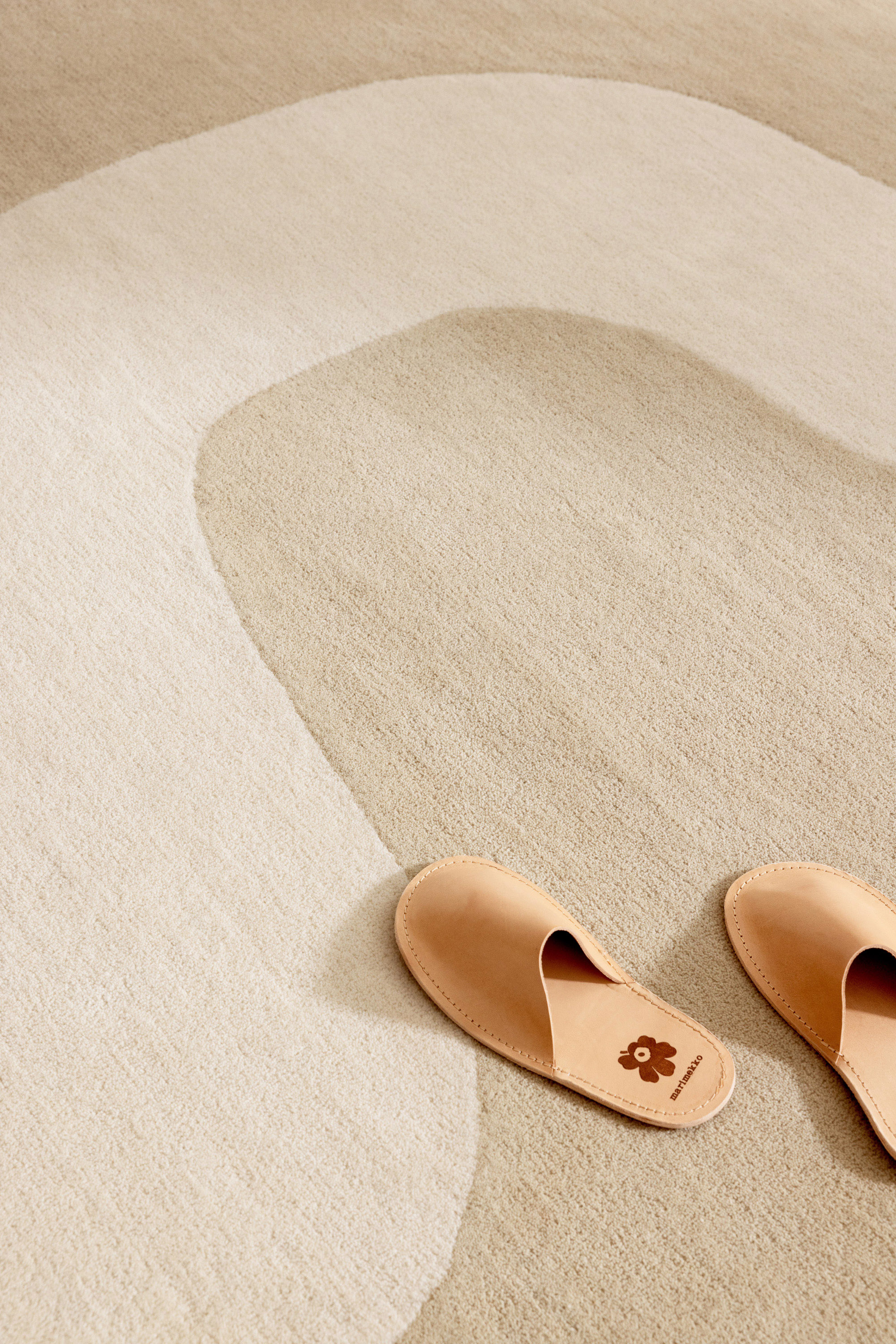 beige teppe med tøfler på