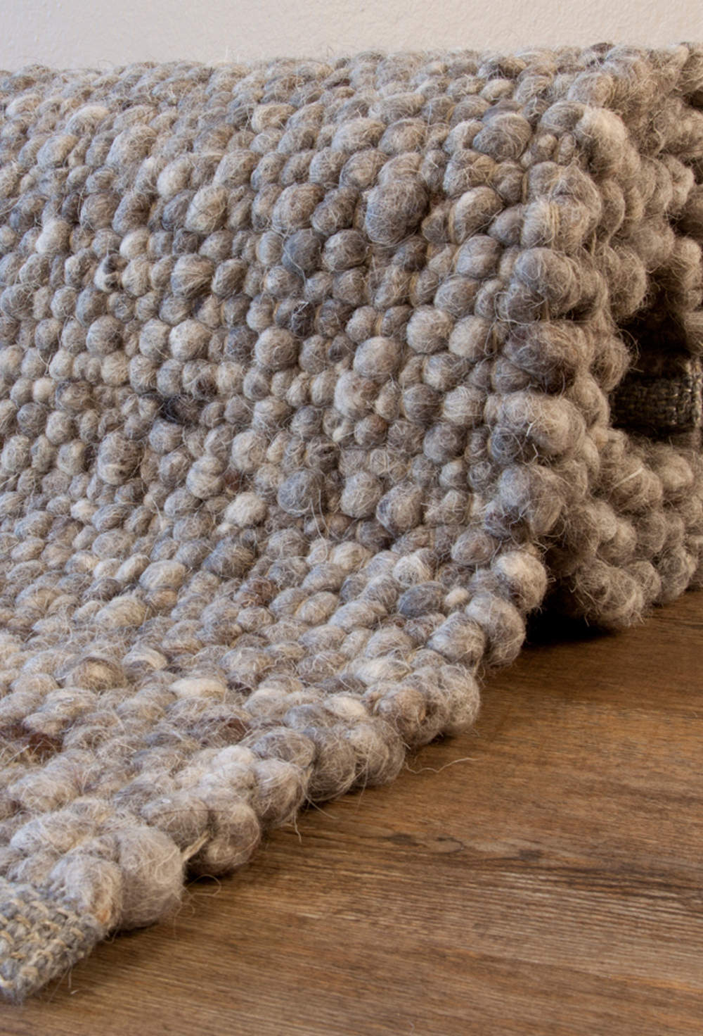 HÅNDVEVD: Håndvevde gulvtepper laget av tovet ull gir et slitesterkt og varmt underlag. (Foto: Teppeabo)