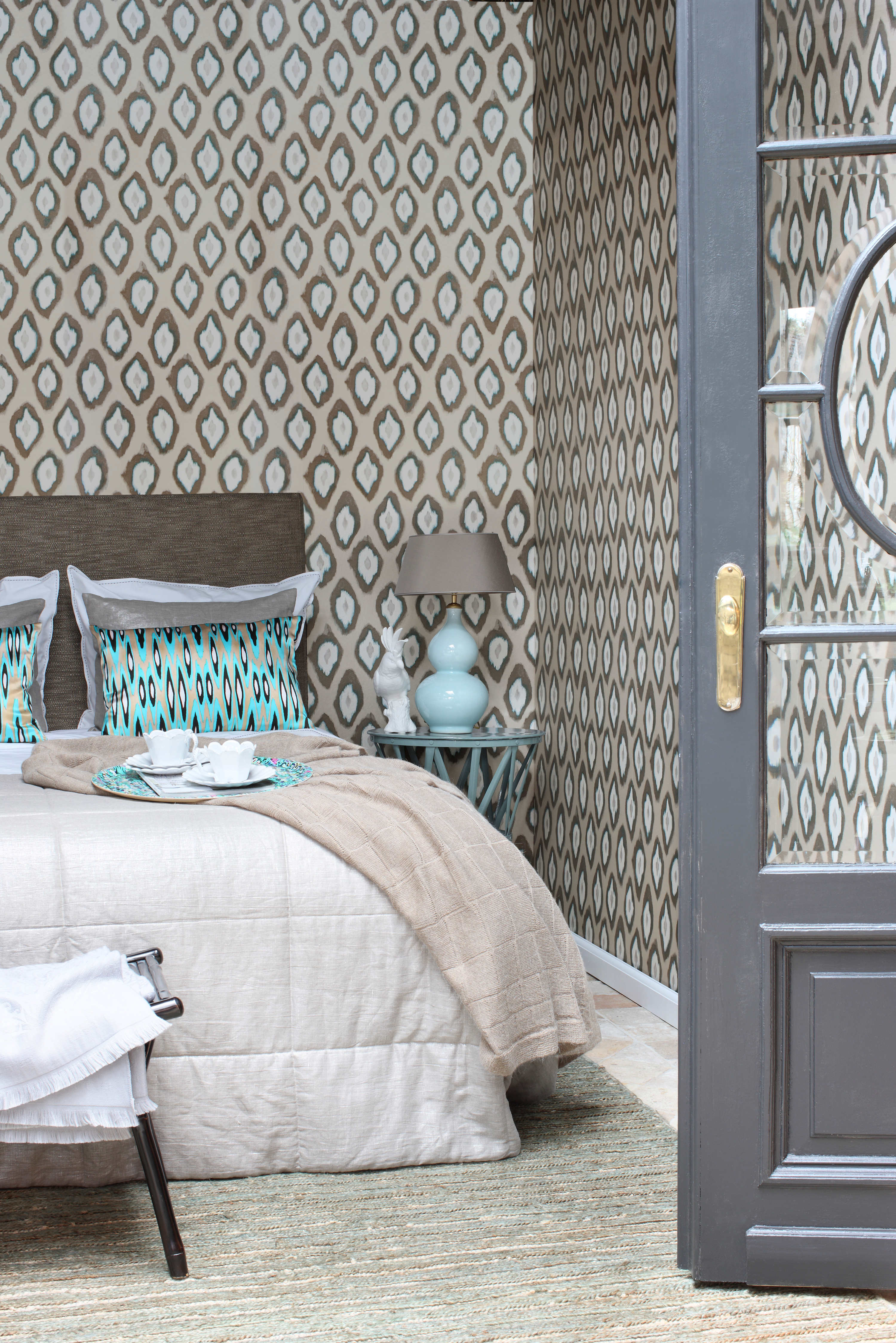 Et mønstret tapet kan gjerne gå over flere vegger. Re sengen med fine tekstiler, så blir det straks så mye hyggeligere å komme tilbake til soverommet igjen. Tapet og tekstil fra Mariska Mejers/Storeys.