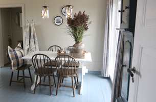 <b>MALT BORD:</b> Spisestuebordet ble malt hvitt, det blir en fin kontrasten til stolene og skaper en friskt og mer sommerlig atmosfære.